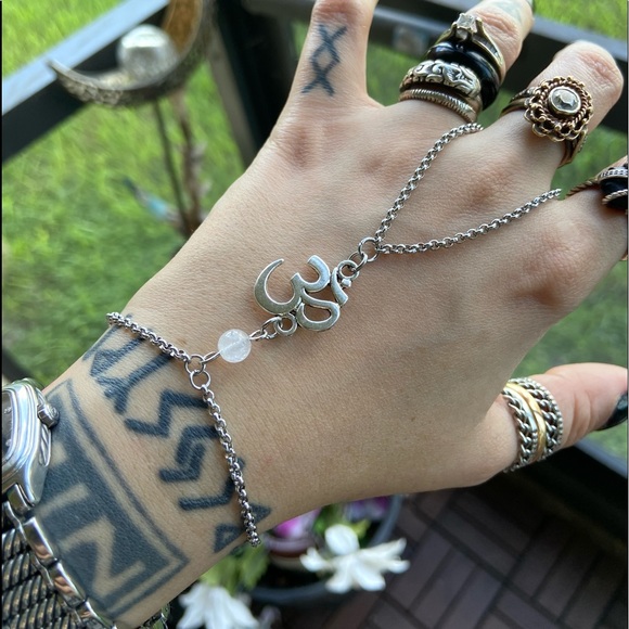 Hand piece om sign & clear quartz slave bracelet - Picture 5 of 10
